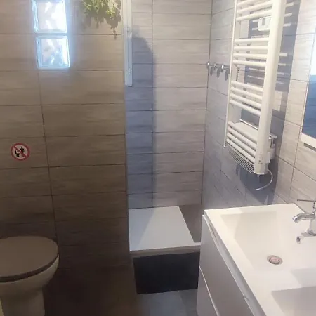 EntreLac&Océan1 - chambre d'hôtes chez l'habitant, Entrée et terrasse privée- cyclotouristes bienvenue * Aureilhan (Landes)